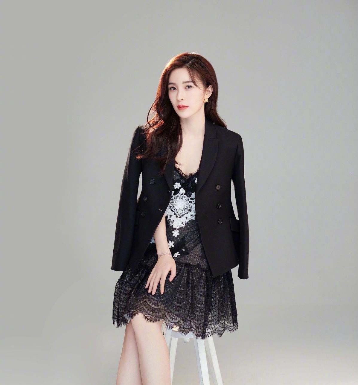 赵韩樱子好像变样了穿裸色薄纱裙也更温柔了看着好清纯