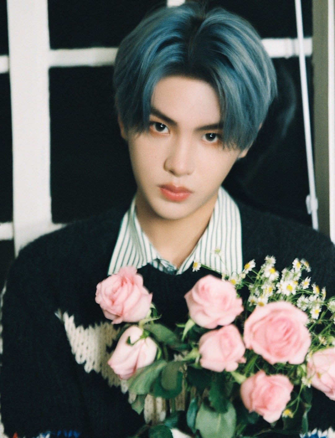 黄明昊jjjustin0219生日写真释出携一束满天星