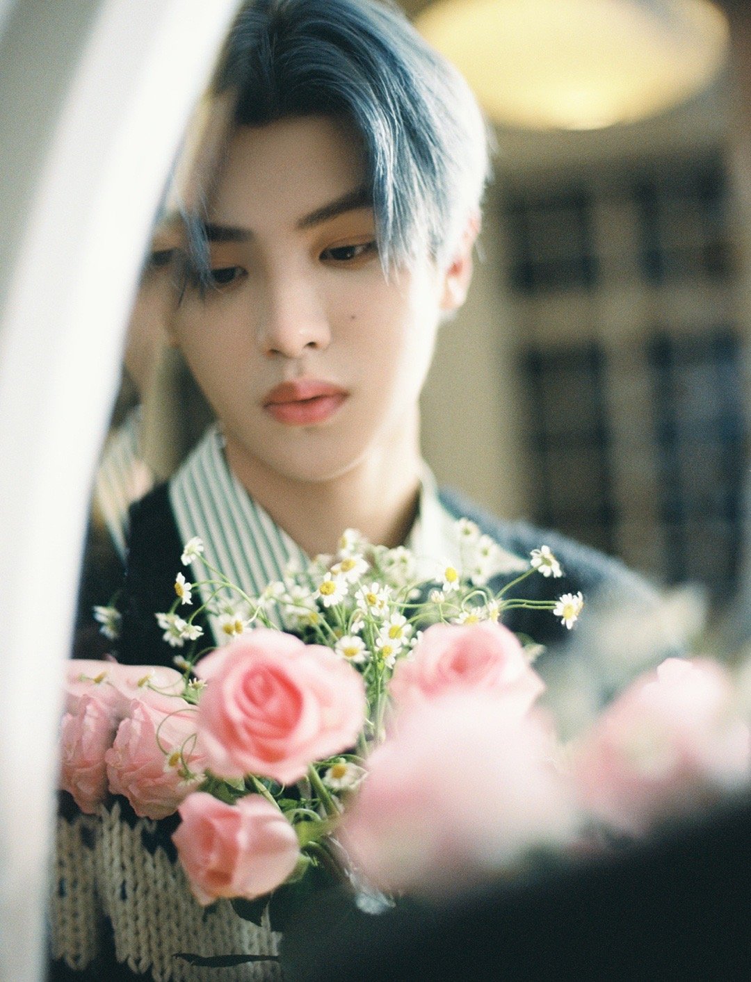 黄明昊jjjustin0219生日写真释出携一束满天星