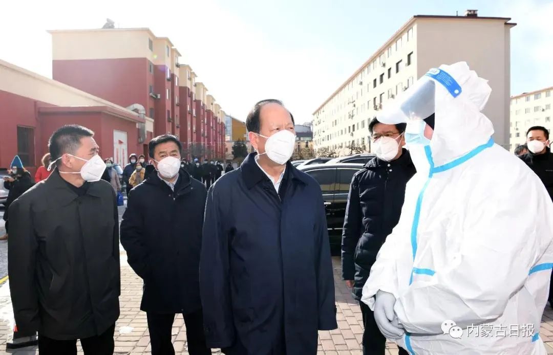 石泰峰来到赛罕区中行小区,与工作人员深入交流.