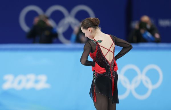 2月17日，俄罗斯奥委会选手卡米拉·瓦利耶娃在比赛后退场。新华社