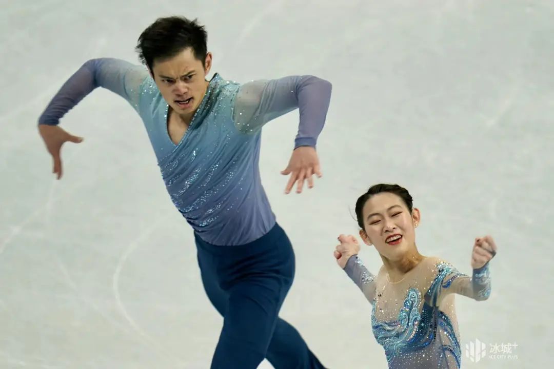实力突围！中国两对双人滑组合完美发挥晋级，“葱桶”组合排名第一休闲区蓝鸢梦想 - Www.slyday.coM