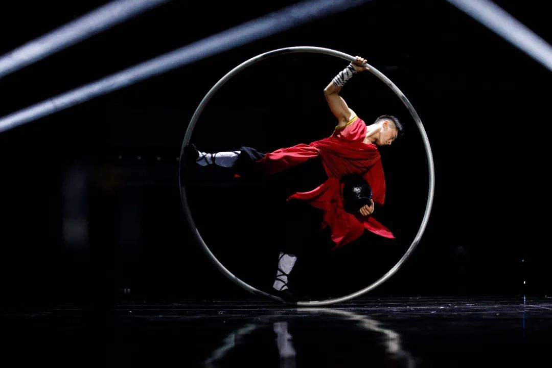 难度动作//////////////////////首期节目,五组顶尖杂技高手率先登场