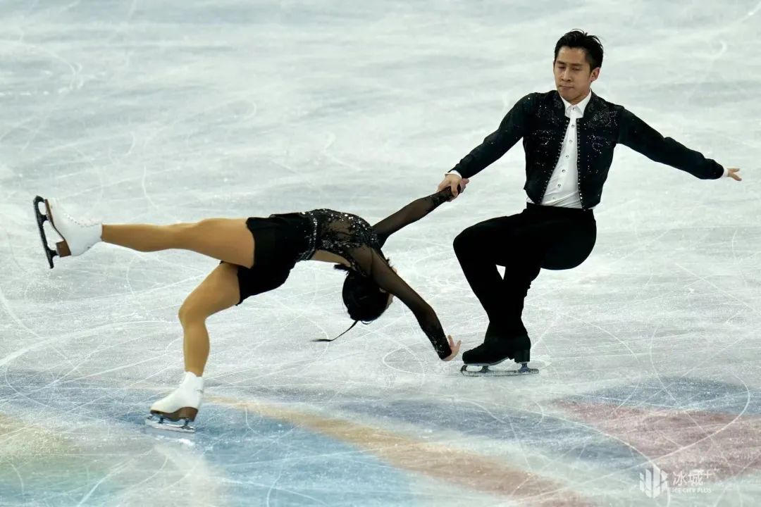实力突围！中国两对双人滑组合完美发挥晋级，“葱桶”组合排名第一休闲区蓝鸢梦想 - Www.slyday.coM