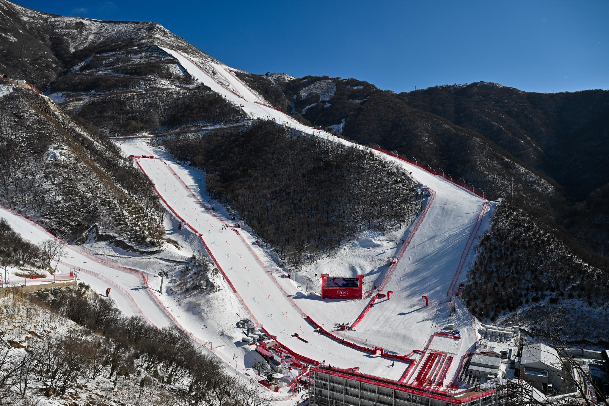 这是2月19日拍摄的高山滑雪混合团体赛道.