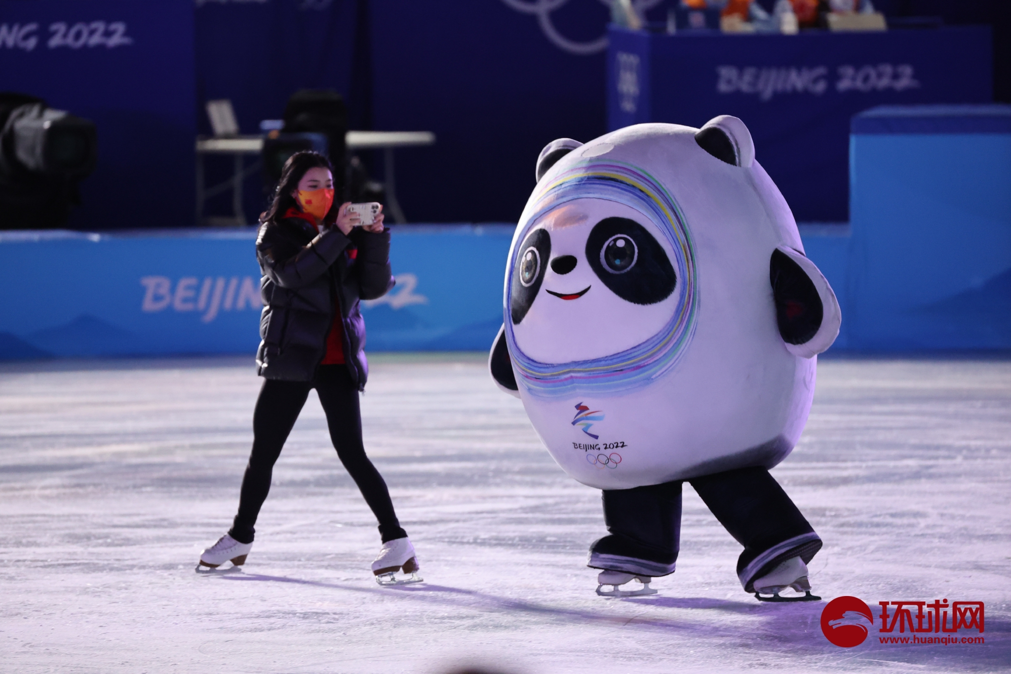 冰墩墩上冰了花滑表演赛彩排冰墩墩脚踏滑冰鞋亮相