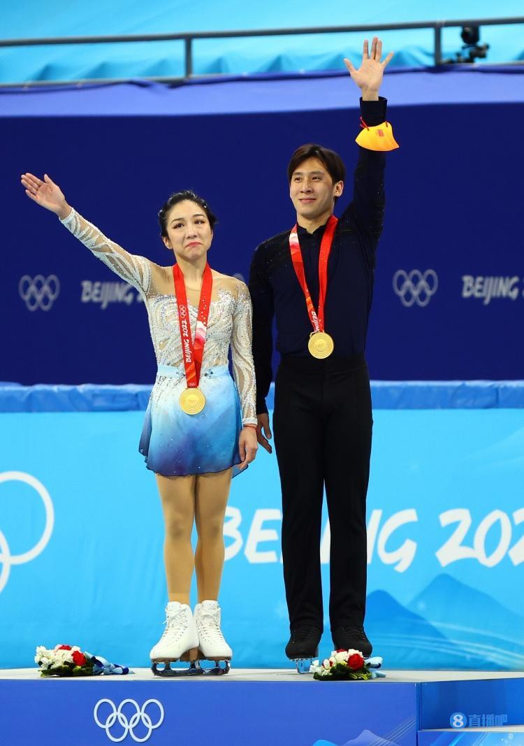 由于颁奖广场今晚关闭 隋文静韩聪未能在领奖台上拿到金色冰墩墩休闲区蓝鸢梦想 - Www.slyday.coM