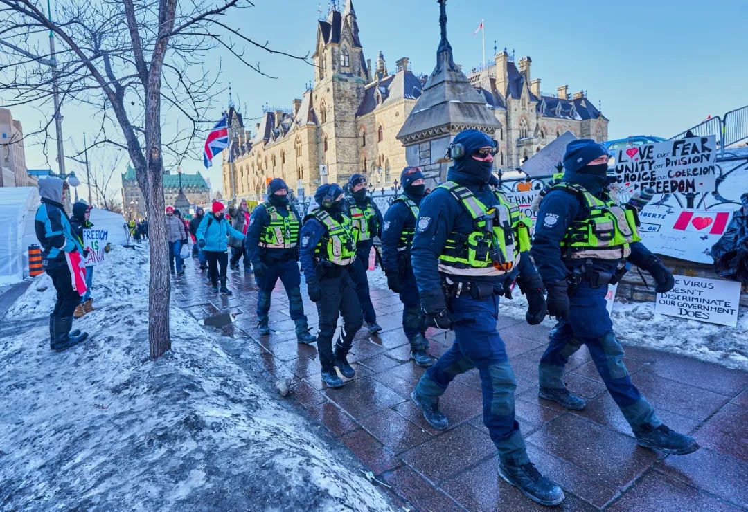 ▲当地时间2月13日，加拿大警察在国会山附近巡逻。图/IC photo