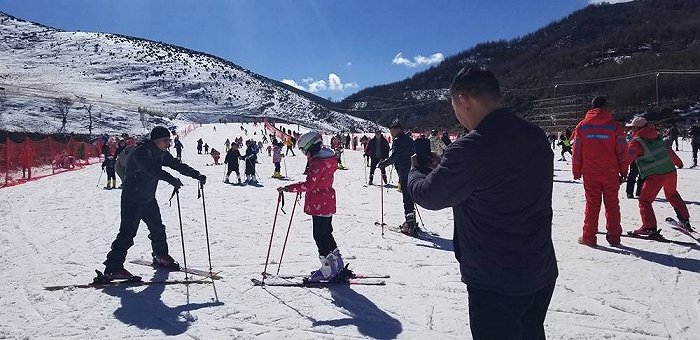 充分利用昭觉谷克德独特的山地,冰雪资