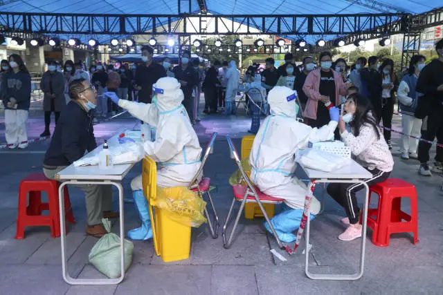 当我们在一起就拥有前进的力量核酸检测现场的深圳温情