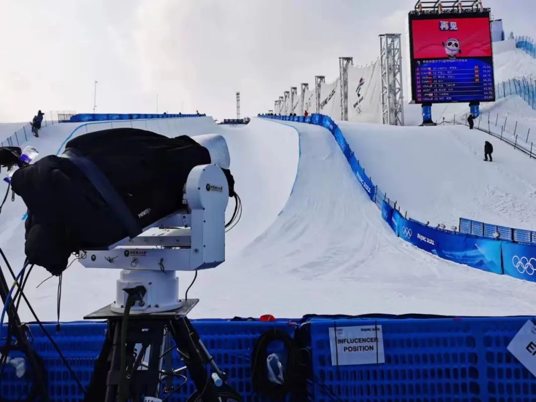 架设在U型场地的高山滑雪自动跟踪拍摄设备。 北京理工大学供图