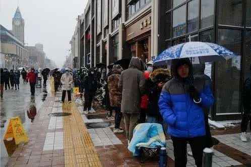 ▲ 北京市民排队购买冰墩墩(图源网络)