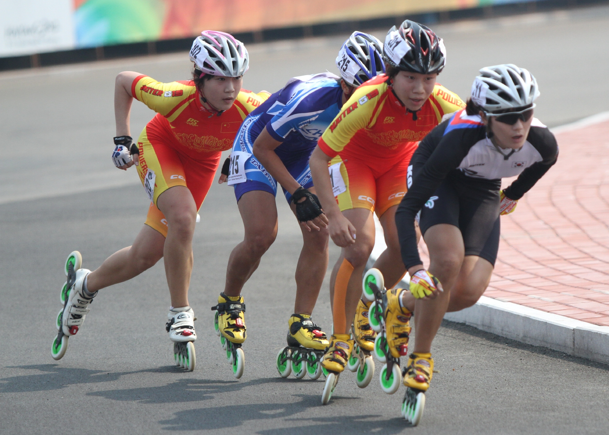 郭丹(右二)在轮滑比赛中.