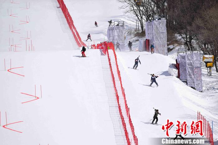 图为工作人员离开赛道。 中新社记者 何蓬磊 摄