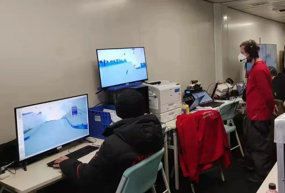 裁判员通过高山滑雪自动跟踪拍摄设备实时观看比赛。 北京理工大学供图