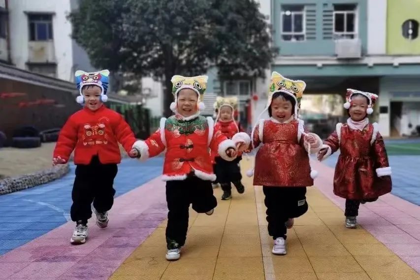  戴著虎頭帽奔跑的孩子們(圖源網絡)