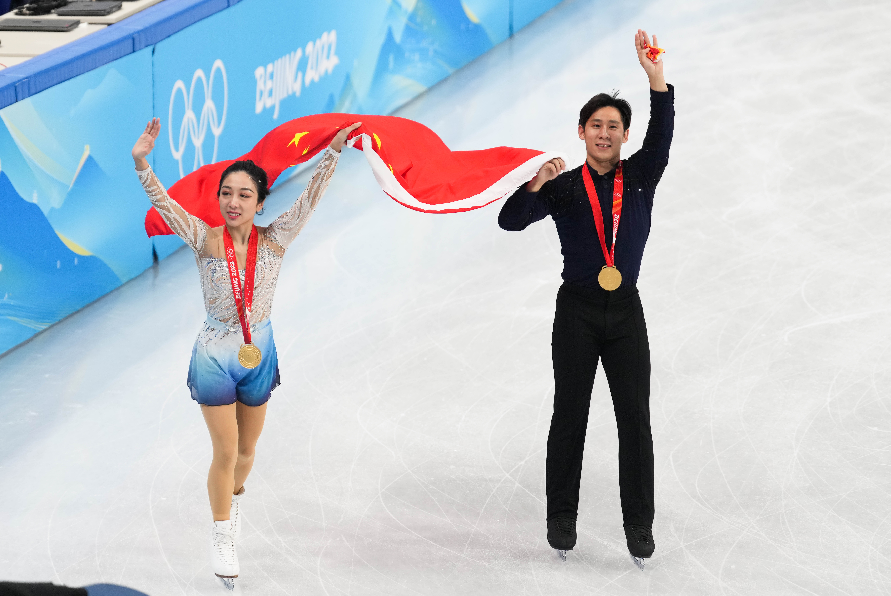 夺冠了！可惜隋文静/韩聪少一张和冰墩墩的合影休闲区蓝鸢梦想 - Www.slyday.coM