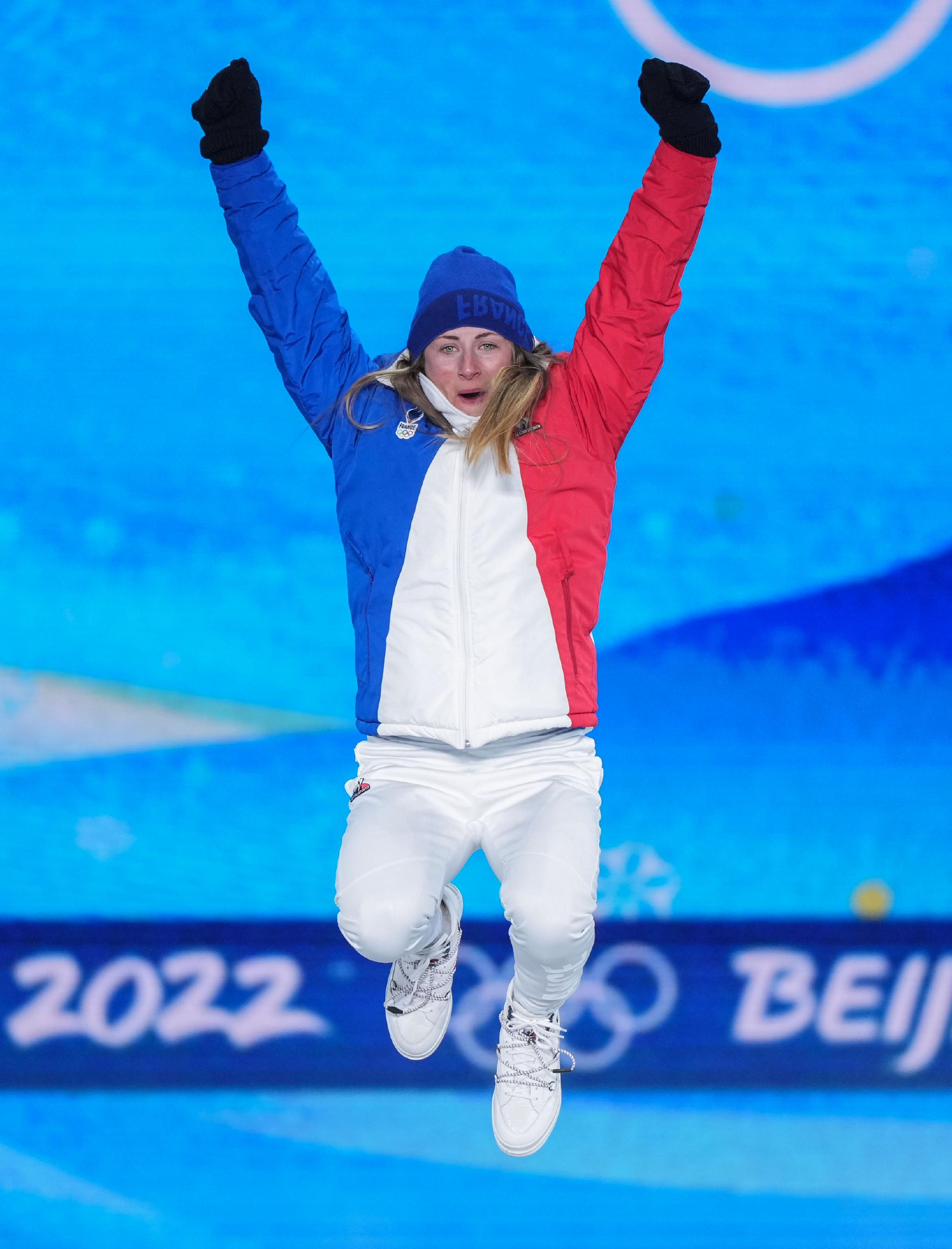 2月19日,冠军法国选手朱斯蒂娜·布雷萨-布歇在奖牌颁发仪式上.