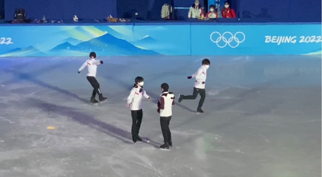 花滑表演赛彩排，羽生结弦和金博洋戴着同款“墩墩帽”亮相休闲区蓝鸢梦想 - Www.slyday.coM