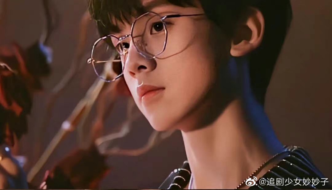 来看一些戴眼镜的左航～ 精致时尚与斯文可爱随意切换