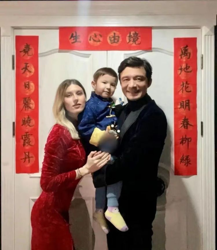 前国脚谢晖晒全家福二婚外国老婆美艳动人混血儿子长相随爸