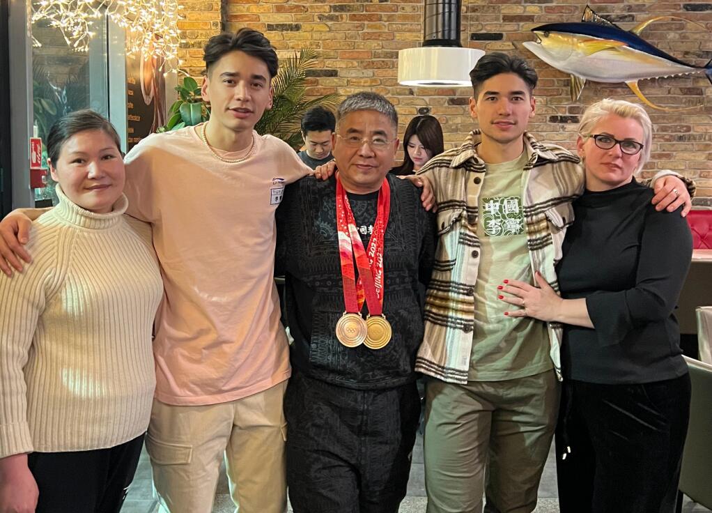 刘少林刘少昂回家庆祝1金3铜献给父母蛋糕写中文奥运五环