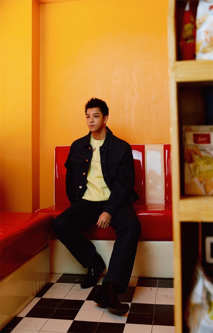 奥运冠军何冲最新杂志曝光化身超级奶爸温馨来袭