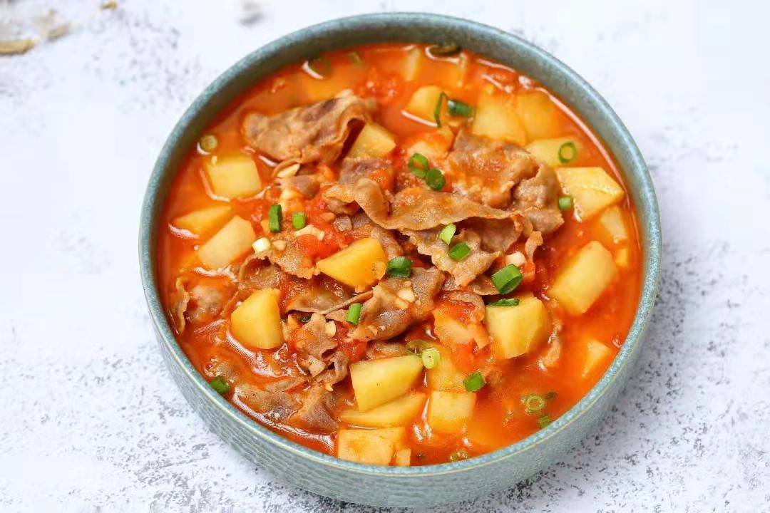 材料:肥牛卷,西红柿,土豆,香葱,姜,蒜,食盐,十三香,鸡粉,生抽,蚝油