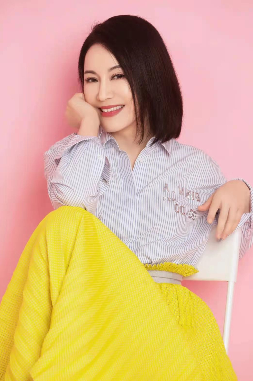 "江南才女"周艳泓秀美照 衬衫配a裙如少女 短发好