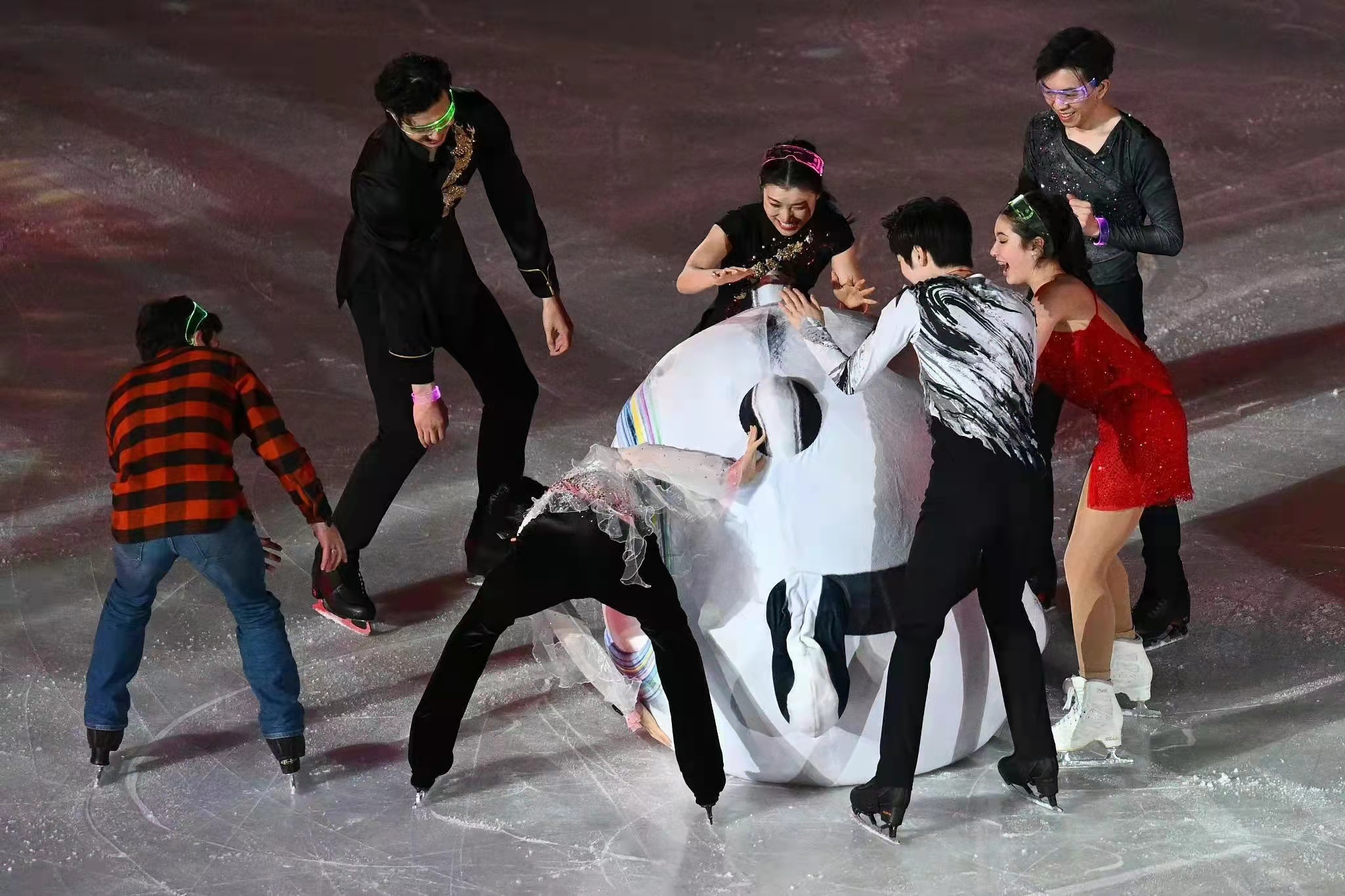 羽生结弦与千金、莎莎合照！当看到冰墩墩，柚子淘气地扑了上去！休闲区蓝鸢梦想 - Www.slyday.coM