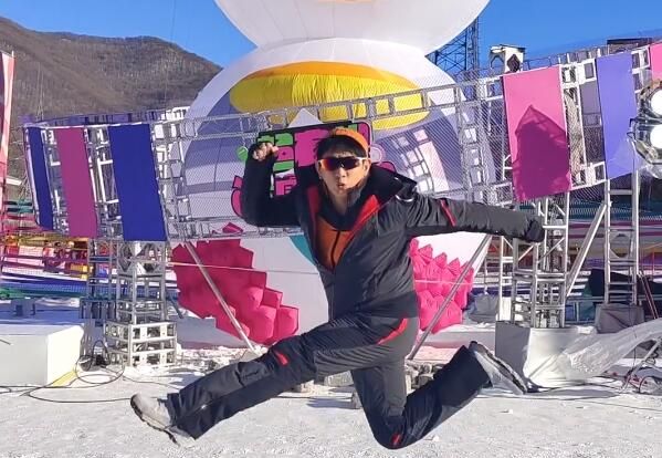 宝刀不老!吴奇隆雪场跳“一字马”撞冰墩墩,臃肿滑雪服帅气依旧休闲区蓝鸢梦想 - Www.slyday.coM 宝刀不老!吴奇隆雪场跳“一字马”撞冰墩墩,臃肿滑雪服帅气依旧休闲区蓝鸢梦想 - Www.slyday.coM