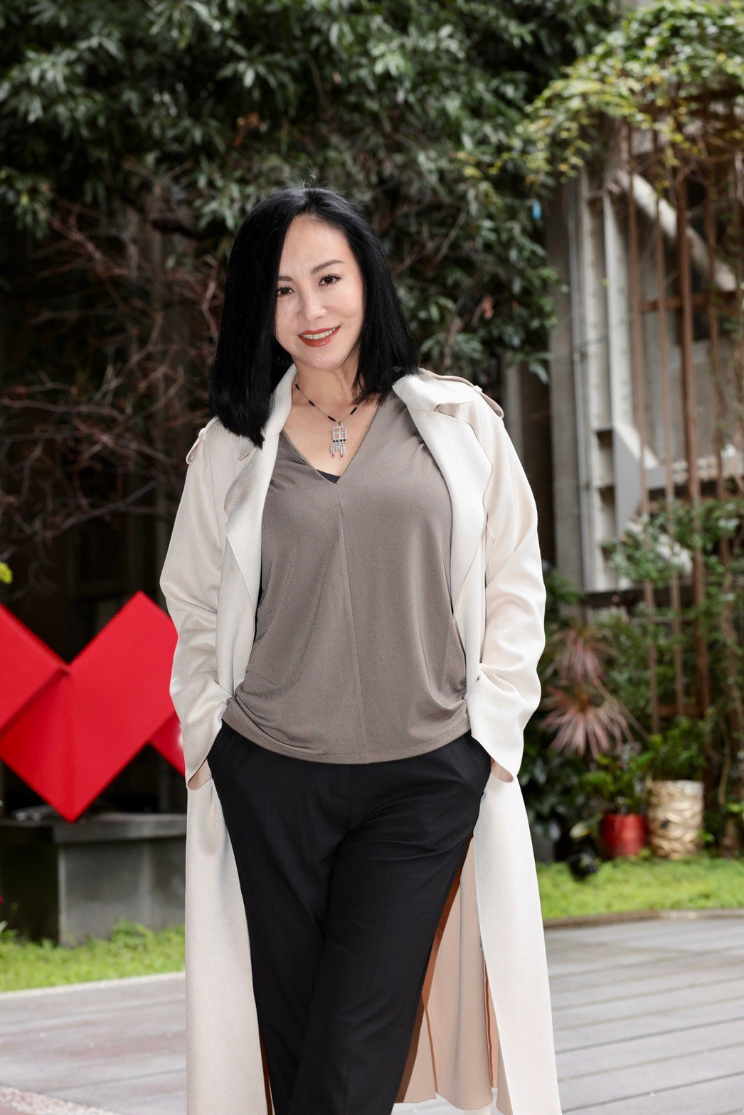 知名演员田丽隐居农村养鸡享受单身不给追曾与马景涛拍拖