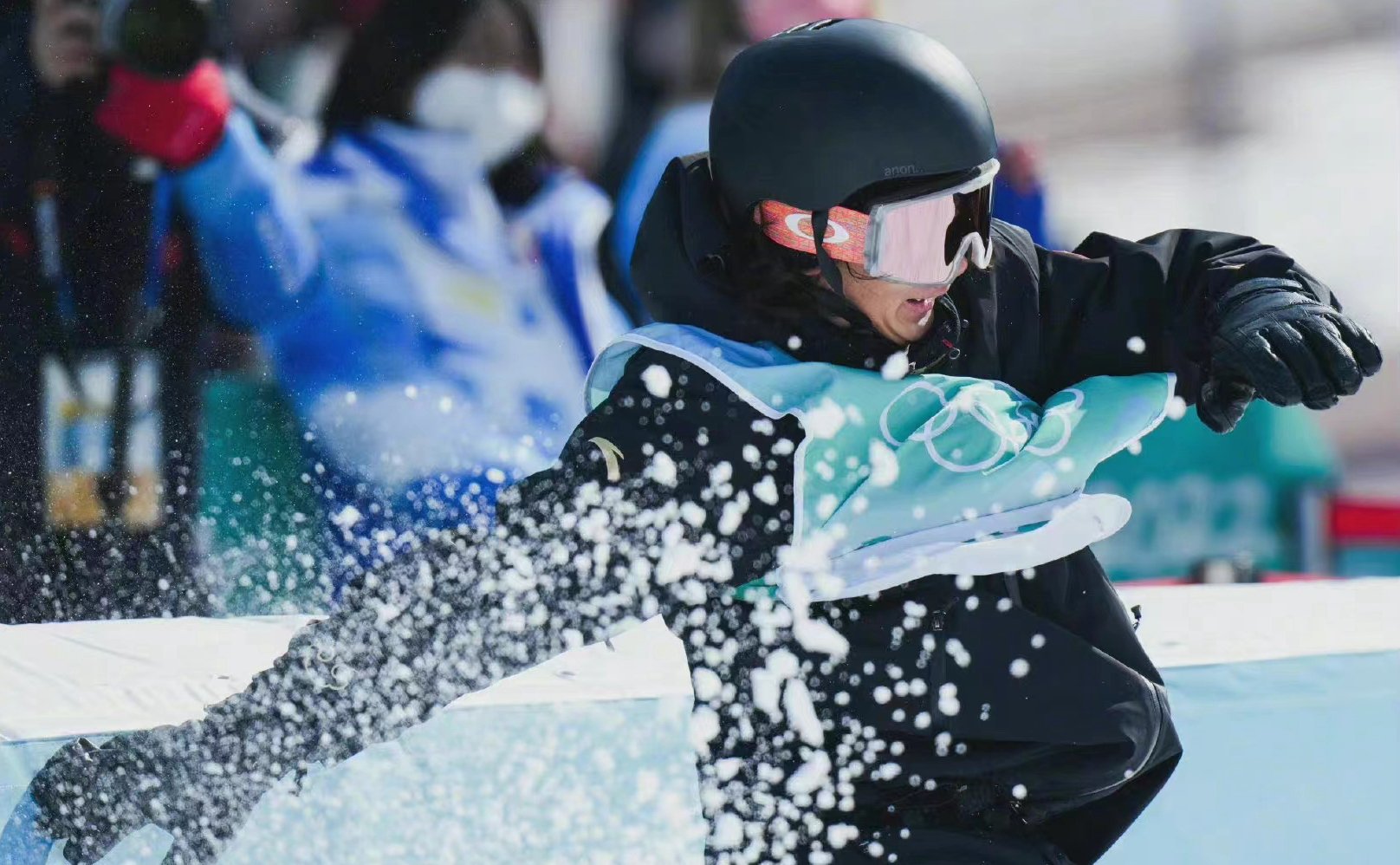 在今年冬奥领奖台上，中国冬奥健儿身着安踏领奖服的画面……休闲区蓝鸢梦想 - Www.slyday.coM