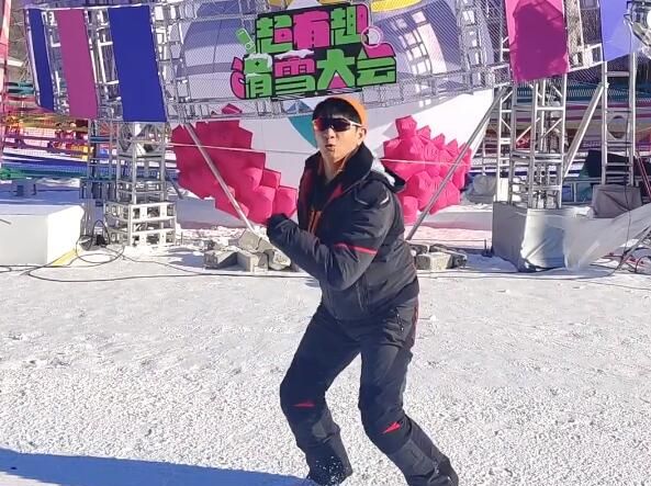 宝刀不老!吴奇隆雪场跳“一字马”撞冰墩墩,臃肿滑雪服帅气依旧休闲区蓝鸢梦想 - Www.slyday.coM 宝刀不老!吴奇隆雪场跳“一字马”撞冰墩墩,臃肿滑雪服帅气依旧休闲区蓝鸢梦想 - Www.slyday.coM