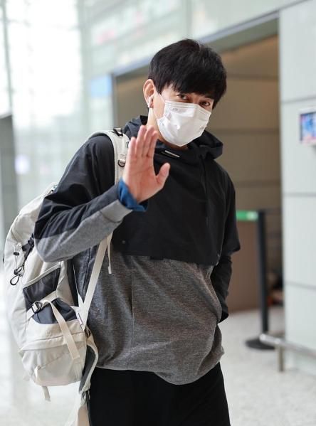 宝刀不老!吴奇隆雪场跳“一字马”撞冰墩墩,臃肿滑雪服帅气依旧休闲区蓝鸢梦想 - Www.slyday.coM 宝刀不老!吴奇隆雪场跳“一字马”撞冰墩墩,臃肿滑雪服帅气依旧休闲区蓝鸢梦想 - Www.slyday.coM