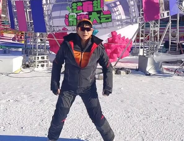 宝刀不老!吴奇隆雪场跳“一字马”撞冰墩墩,臃肿滑雪服帅气依旧休闲区蓝鸢梦想 - Www.slyday.coM 宝刀不老!吴奇隆雪场跳“一字马”撞冰墩墩,臃肿滑雪服帅气依旧休闲区蓝鸢梦想 - Www.slyday.coM