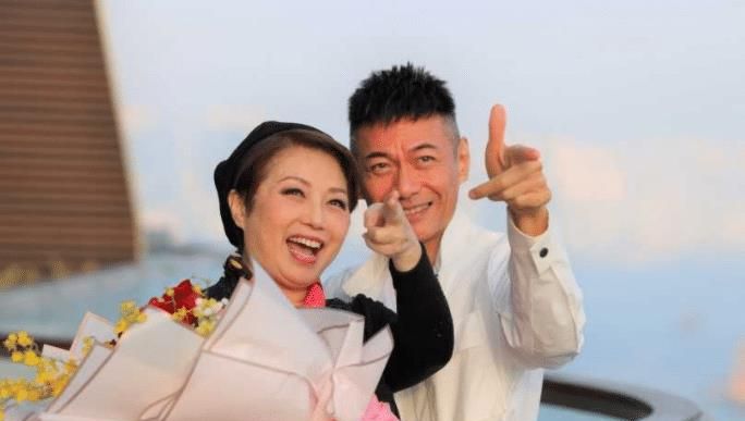 江华大8岁妻子受访时落泪自曝倒追对方担心被嫌弃想过离婚