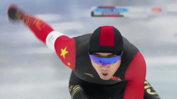 在今年冬奥领奖台上，中国冬奥健儿身着安踏领奖服的画面……休闲区蓝鸢梦想 - Www.slyday.coM