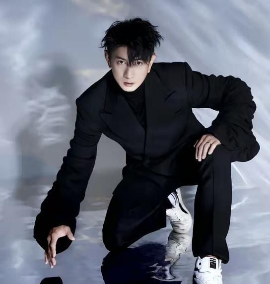 宝刀不老!吴奇隆雪场跳“一字马”撞冰墩墩,臃肿滑雪服帅气依旧休闲区蓝鸢梦想 - Www.slyday.coM 宝刀不老!吴奇隆雪场跳“一字马”撞冰墩墩,臃肿滑雪服帅气依旧休闲区蓝鸢梦想 - Www.slyday.coM