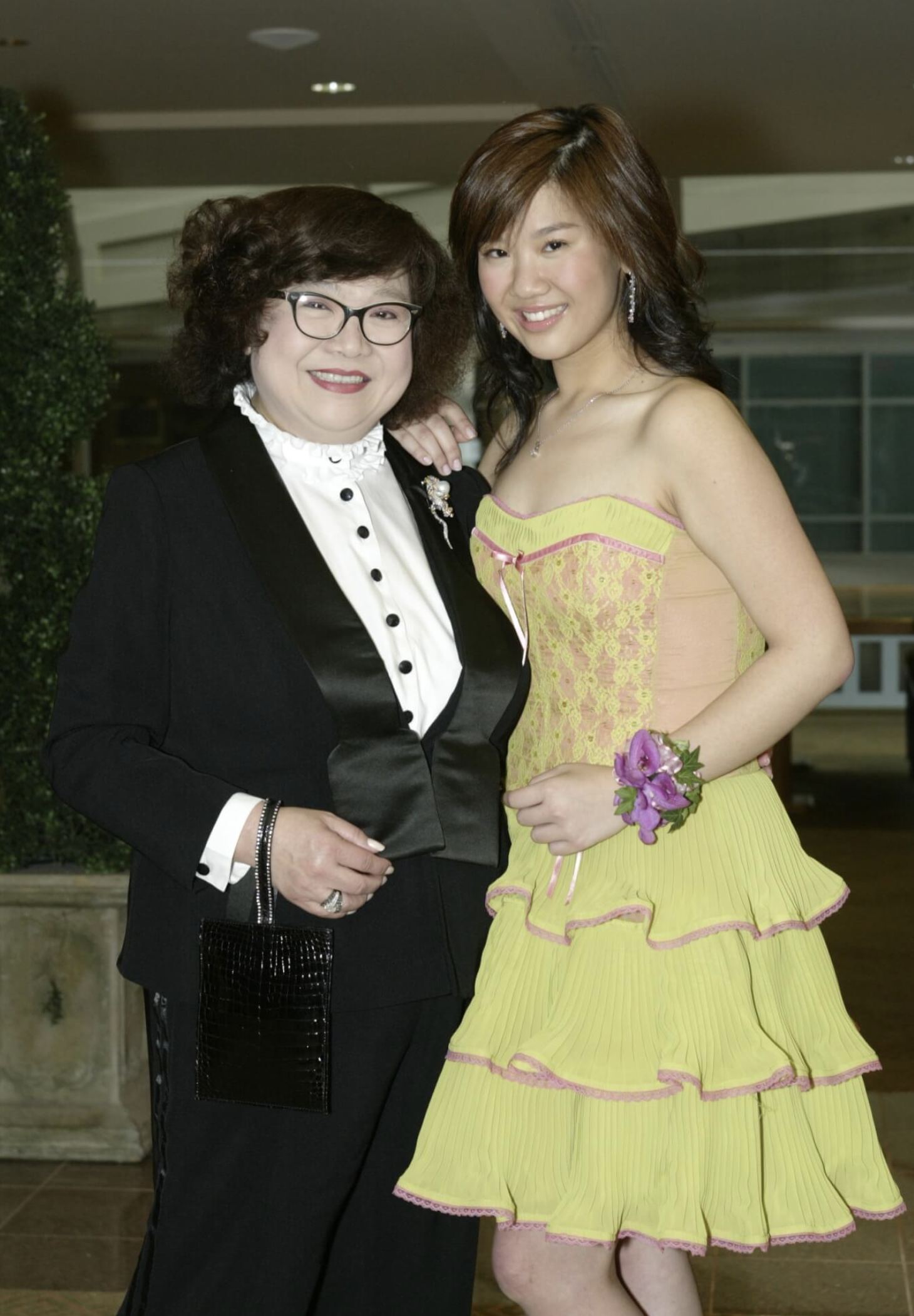 郑欣宜发文晒照悼念沈殿霞年内将继承六千万遗产暂不打算动用