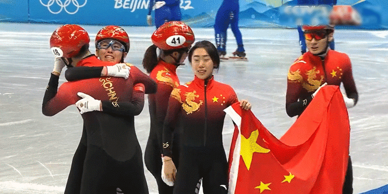 在今年冬奥领奖台上，中国冬奥健儿身着安踏领奖服的画面……休闲区蓝鸢梦想 - Www.slyday.coM