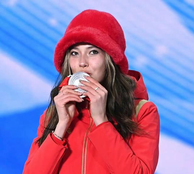 顶级凡尔赛!谷爱凌说我没有冰墩墩只有金墩墩,网友:羡慕坏了休闲区蓝鸢梦想 - Www.slyday.coM 顶级凡尔赛!谷爱凌说我没有冰墩墩只有金墩墩,网友:羡慕坏了休闲区蓝鸢梦想 - Www.slyday.coM