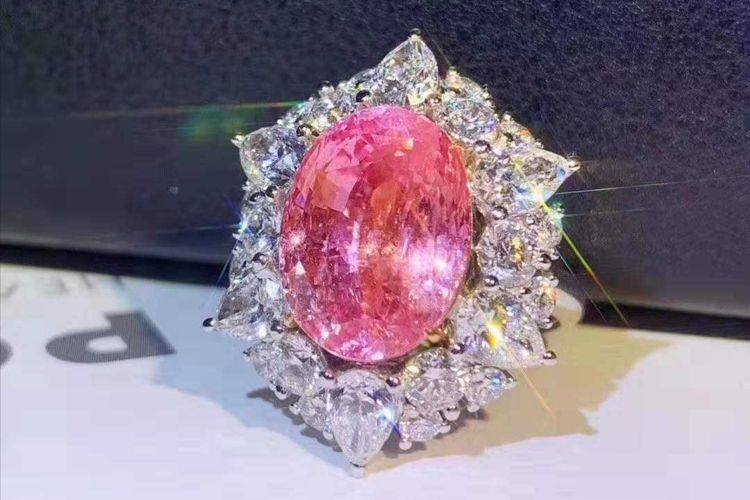 宝石里这里看到是粉色,这里看到橙色它就是帕帕拉恰,而是这两个颜色