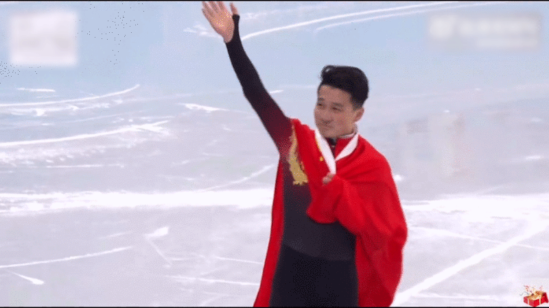 在今年冬奥领奖台上，中国冬奥健儿身着安踏领奖服的画面……休闲区蓝鸢梦想 - Www.slyday.coM