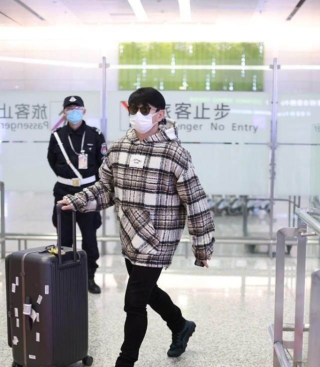 宝刀不老!吴奇隆雪场跳“一字马”撞冰墩墩,臃肿滑雪服帅气依旧休闲区蓝鸢梦想 - Www.slyday.coM 宝刀不老!吴奇隆雪场跳“一字马”撞冰墩墩,臃肿滑雪服帅气依旧休闲区蓝鸢梦想 - Www.slyday.coM