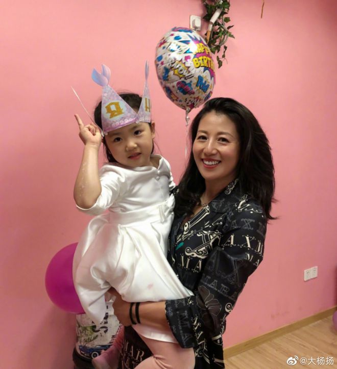 认真的?冬奥首金获得者只能借冰墩墩合影?闺女把谷爱凌当榜样休闲区蓝鸢梦想 - Www.slyday.coM 认真的?冬奥首金获得者只能借冰墩墩合影?闺女把谷爱凌当榜样休闲区蓝鸢梦想 - Www.slyday.coM