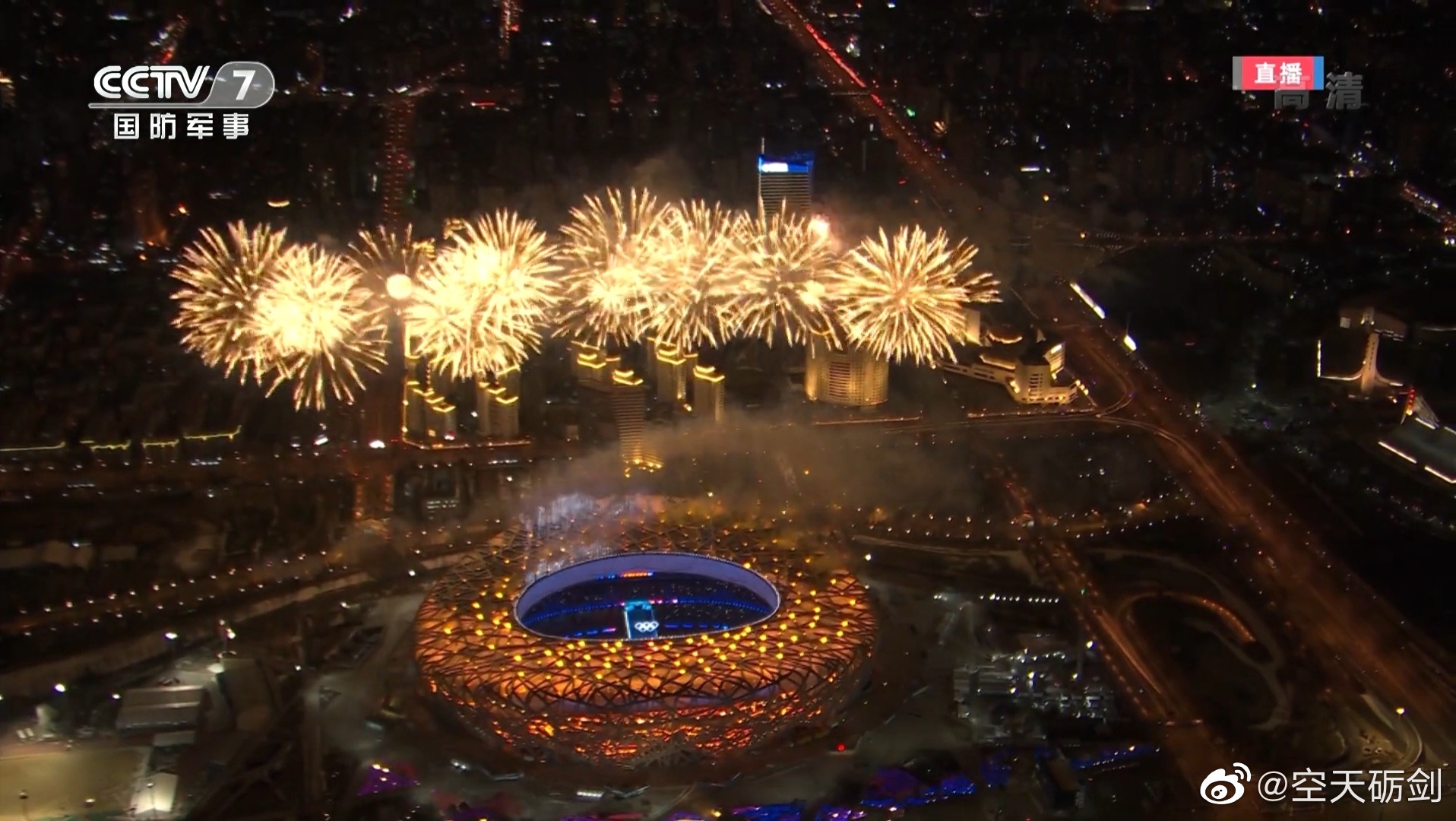 烟花在鸟巢上空绽放