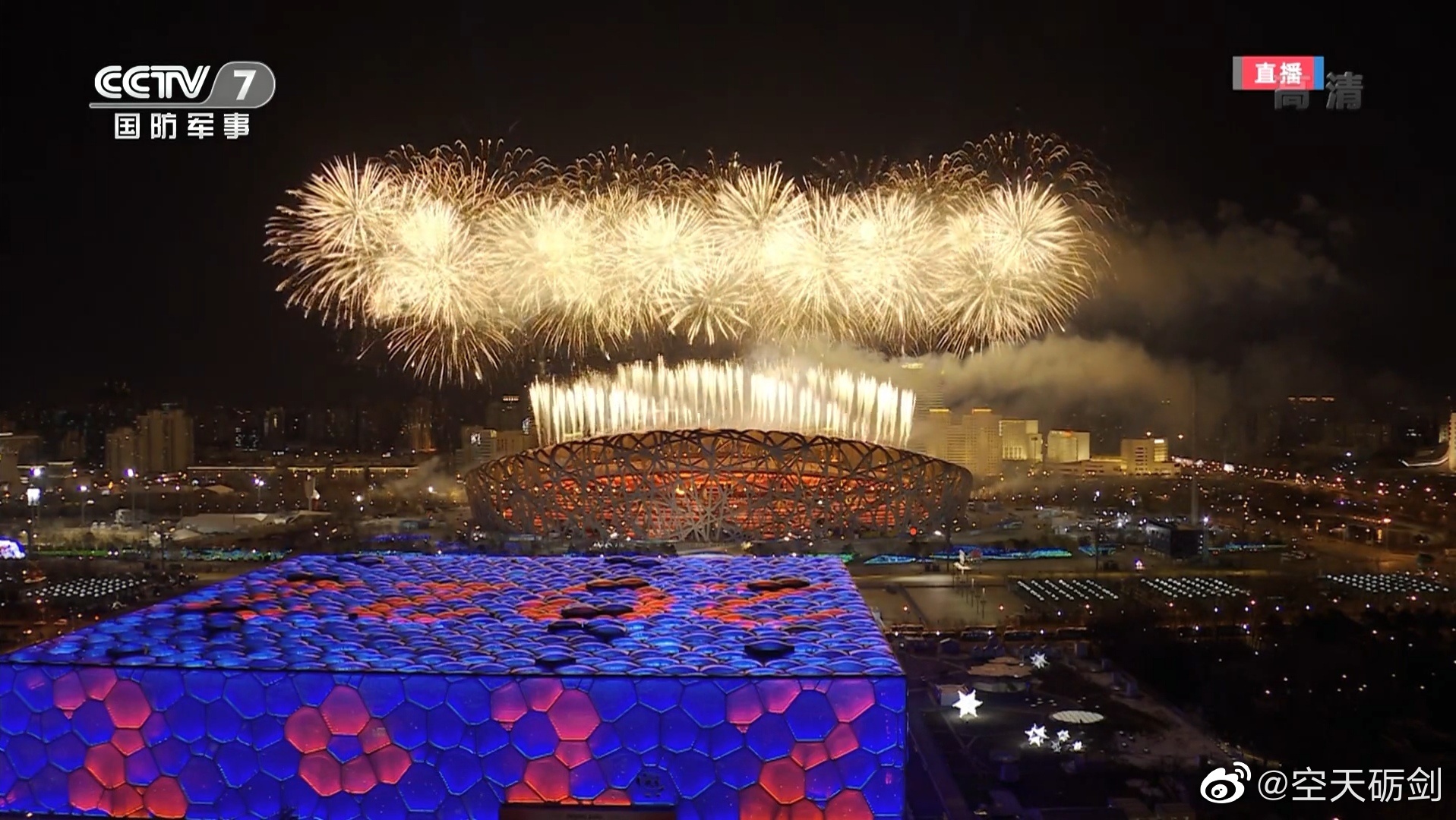 烟花在鸟巢上空绽放