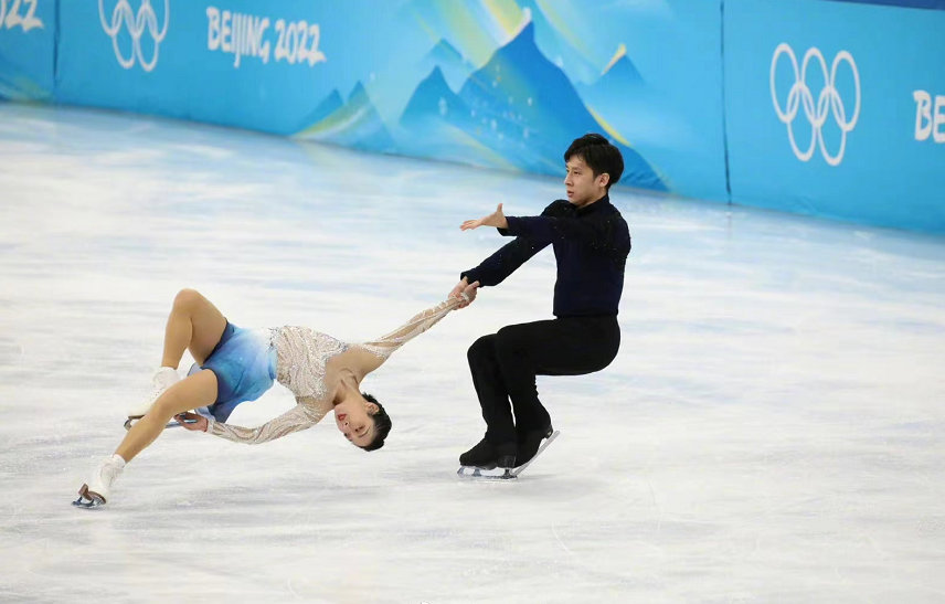 在今年冬奥领奖台上，中国冬奥健儿身着安踏领奖服的画面……休闲区蓝鸢梦想 - Www.slyday.coM