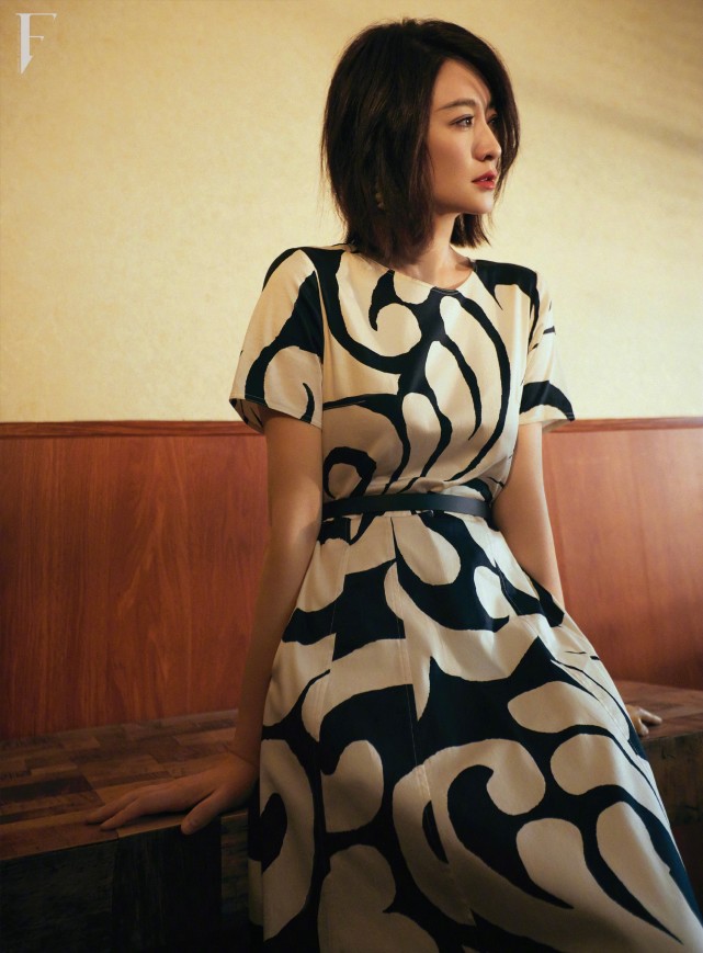 44岁李小冉久违拍大片留短发甜美减龄穿职场装霸气又不失气质